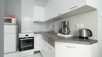 Apartment, Balcony | Private kitchenette | Fridge, stovetop, cookware/dishes/utensils