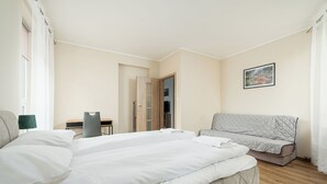 Iron/ironing board, WiFi (free) - RentPlanet - Apartament Szeligowska (Warszawa)