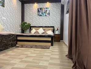 WiFi, bed sheets - Voyzen Sthal - Luxury 1BK Apartment Near Prem Mandir with Kitchen & Free Parking (Panigaon Khader)