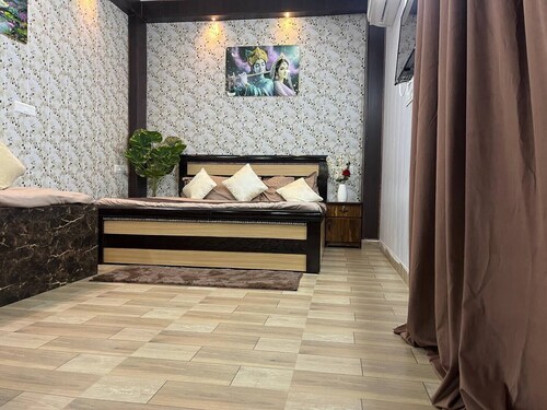 Voyzen Sthal - Luxury 1BK Apartment Near Prem Mandir with Kitchen & Free Parking