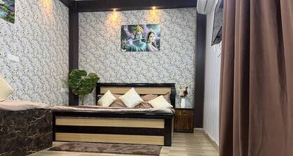 Voyzen Sthal - Luxury 1BK Apartment Near Prem Mandir with Kitchen & Free Parking