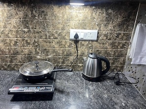 Coffee and/or coffee maker - Voyzen Sthal - Luxury 1BK Apartment Near Prem Mandir with Kitchen & Free Parking (Panigaon Khader)