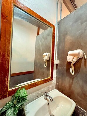 Dortoir Partagé, 1 chambre | Salle de bain