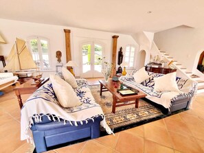Living area - Peaceful 4-bedroom Provençal farmhouse just steps from Pampelonne in Ramatuelle (Ramatuelle)