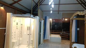 Deluxe-Zimmer | Badezimmer | Dusche, kostenlose Toilettenartikel, Handtücher, Seife