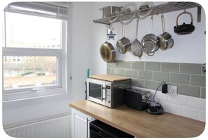 Fridge, microwave, oven, electric kettle - Bright 1BDR Flat 5 min Walk East Croydon station, (London)