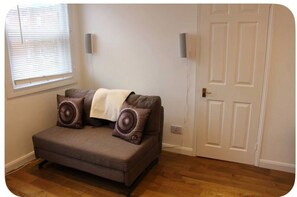 TV - Bright 1BDR Flat 5 min Walk East Croydon station, (London)