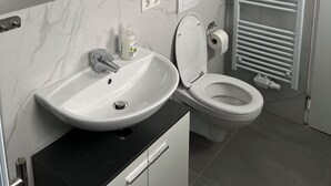 Dusche, Handtücher, Seife, Toilettenpapier