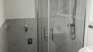 Dusche, Handtücher, Seife, Toilettenpapier