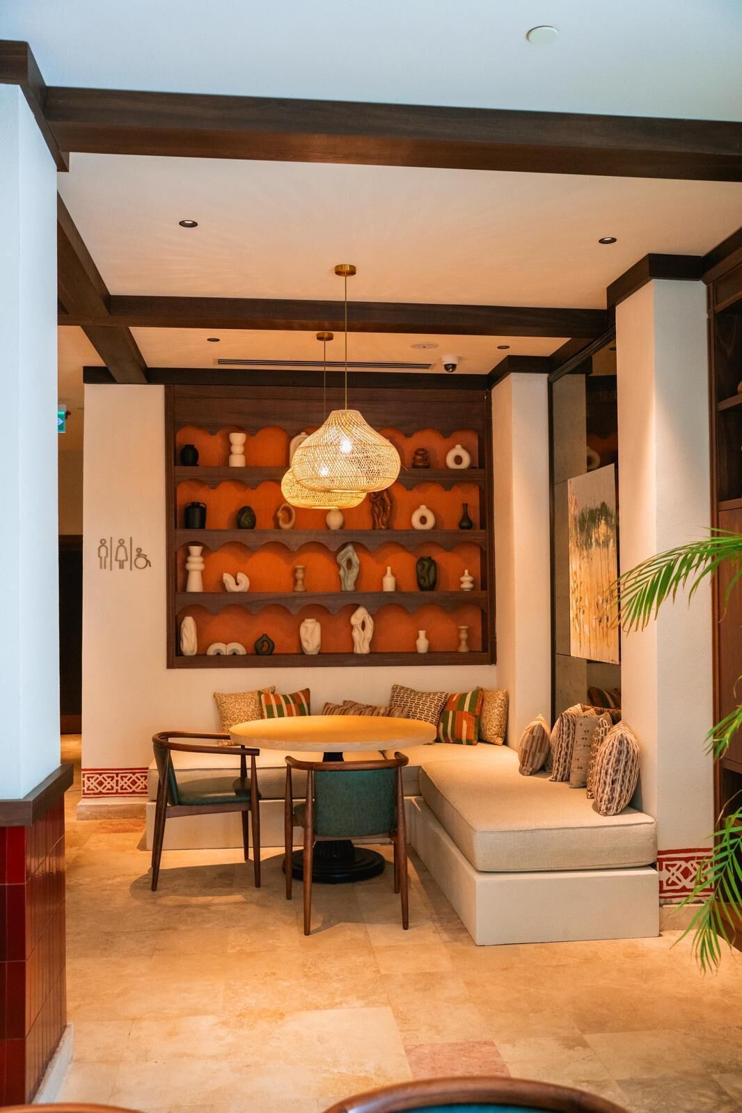 Un intérieur moderne comprenant un coin repas, un canapé et un mur décoratif.