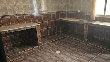 Frigorífico grande, horno, placa de cocina y lavavajillas