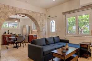 Living area - Casa di Tzaki Stone House with Garden & BBQ (Ηράκλειο Κρήτης)