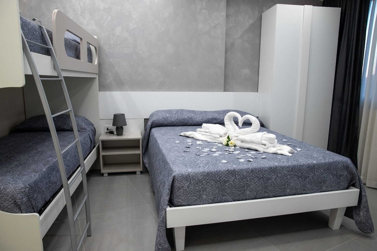 Caja de seguridad en la habitación, escritorio y cortinas blackout 