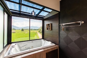 Premium-Loft, 1 King-Bett, Balkon, Bergblick | Badezimmer