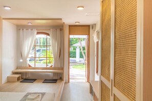 Una habitación con un ventanal grande, un banco y vistas al exterior.