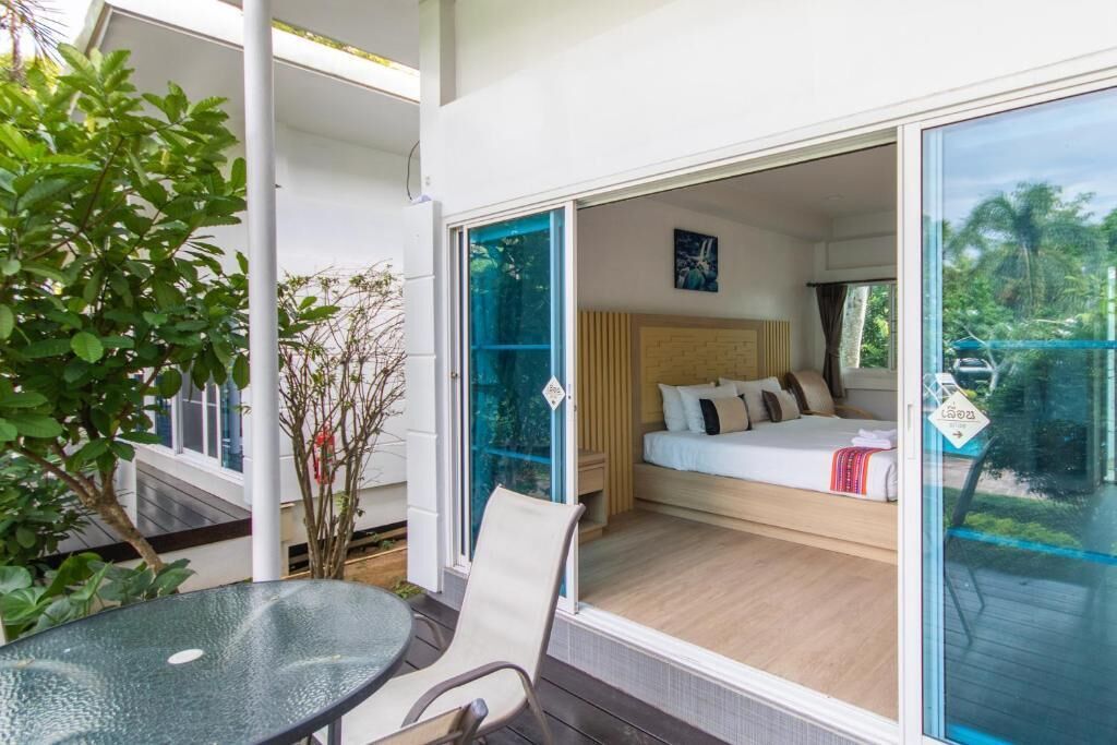 Junior-Suite, 1 King-Bett, Balkon, Poolblick