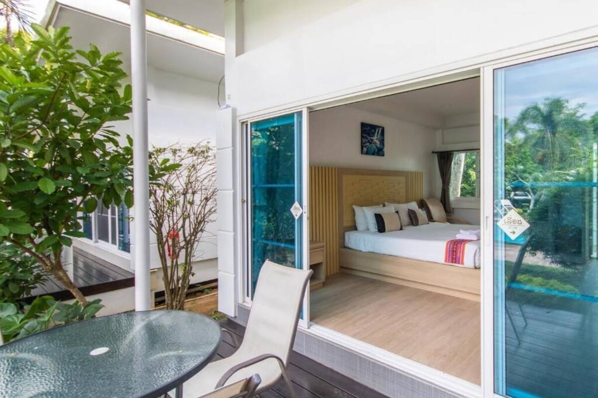 Suite junior, 1 cama de matrimonio grande, balcón, vistas a la piscina | Caja fuerte y wifi gratis