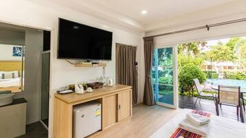 Junior Suite, 1 King Bed, Balcony, Pool View | In-room safe, WiFi (free)