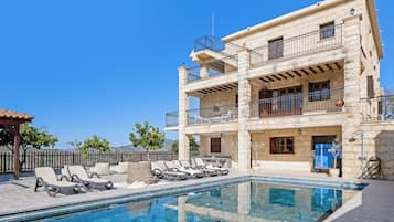 Villa, varias habitaciones, alberca privada, vista al jardín | Alberca | Alberca al aire libre