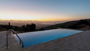 Villa, 3 habitaciones, alberca privada, vista a la montaña | Área de parrilladas y picnic