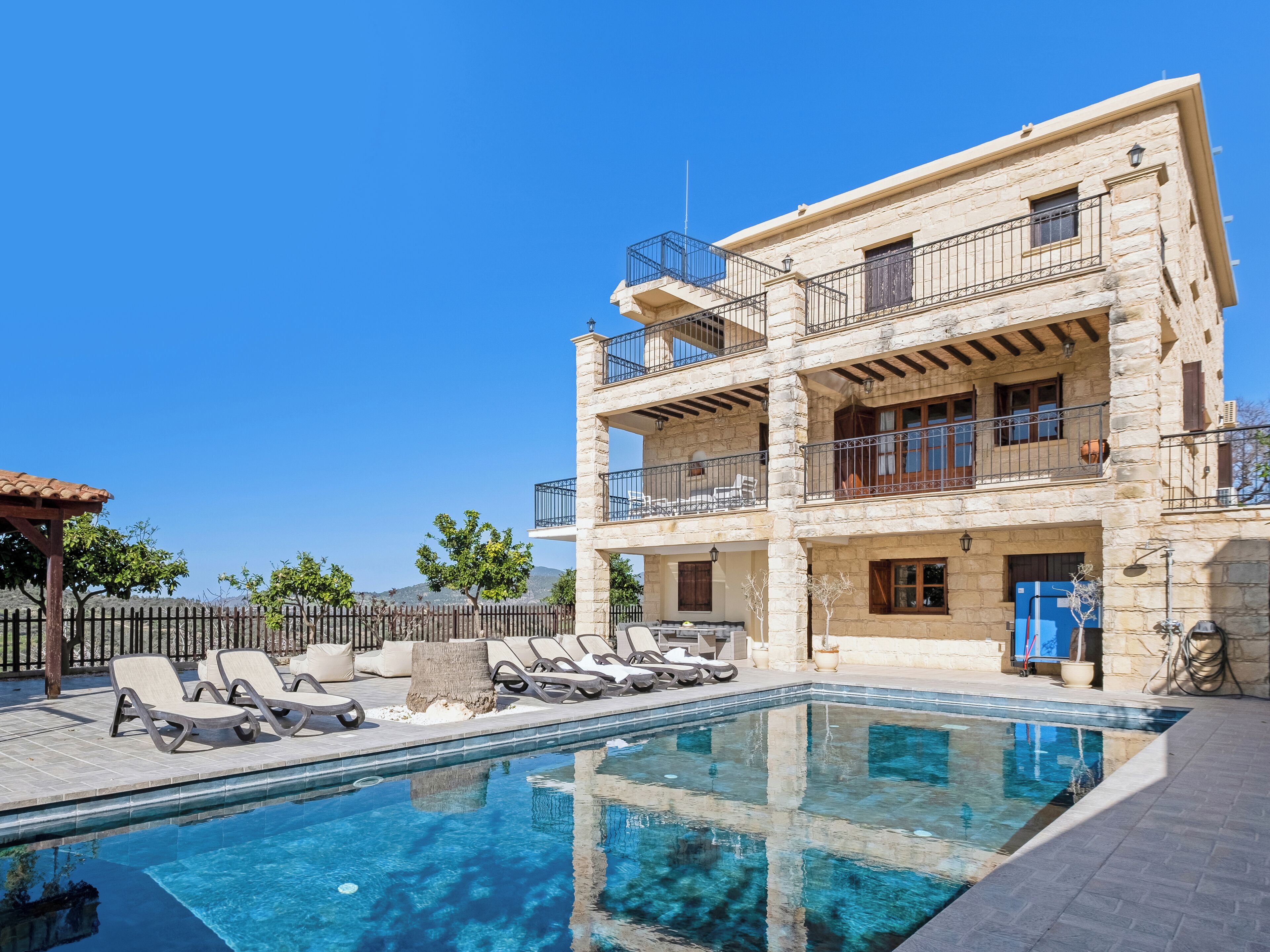 Villa, varias habitaciones, alberca privada, vista al jardín | Alberca | Alberca al aire libre 