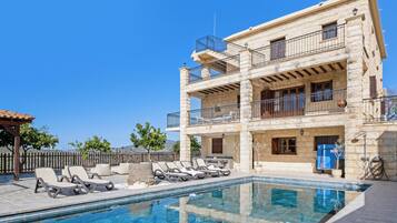 Villa, varias habitaciones, alberca privada, vista al jardín | Alberca | Alberca al aire libre