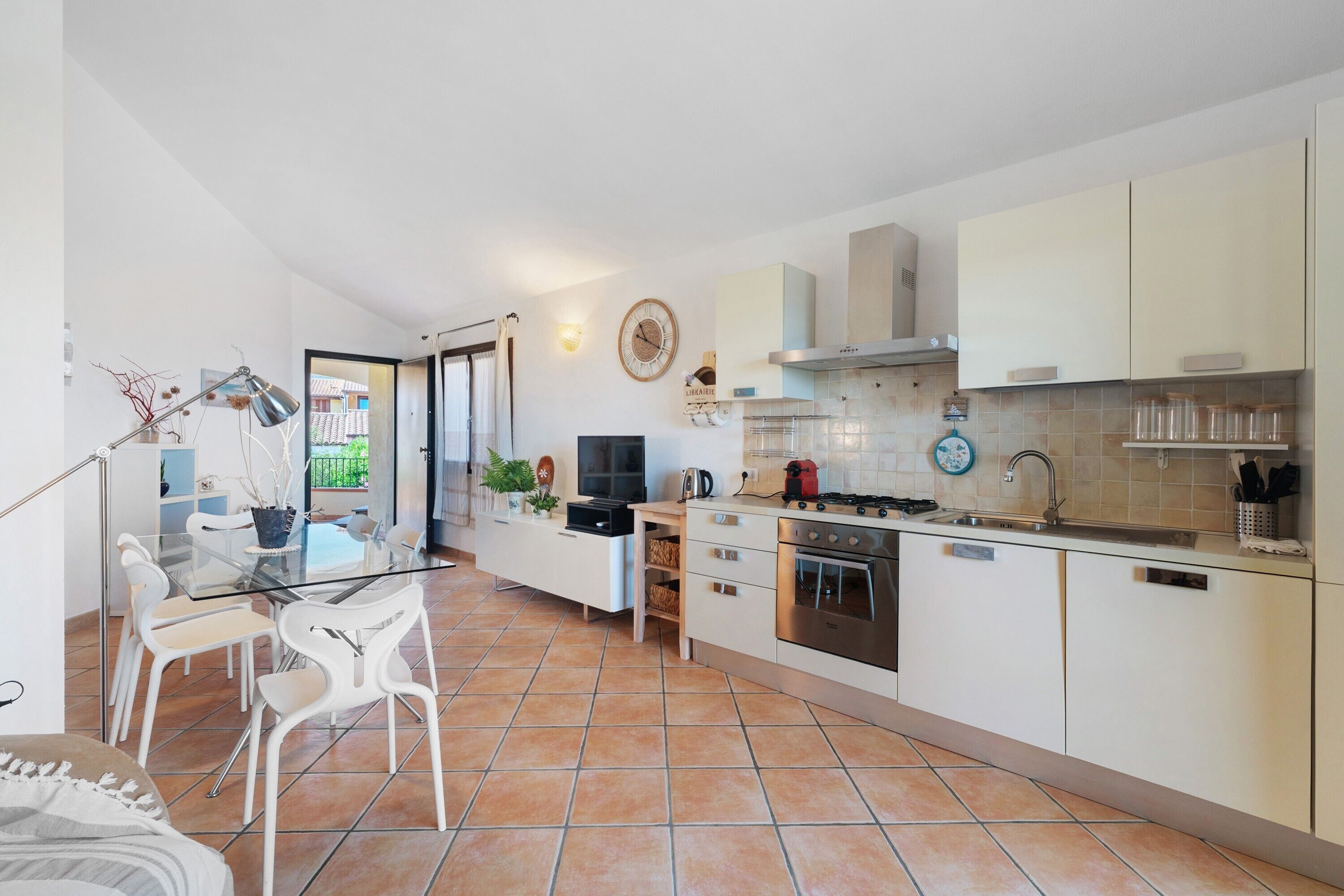 Frigorifero, forno, piano cottura, pentole/stoviglie/utensili