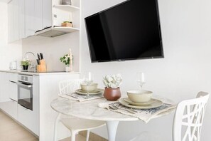 Private kitchen - Chic Bondi Studio, 5Min Walk to the Beach (Bondi Beach)