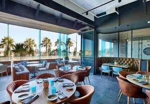 Dining - Chic Bondi Studio, 5Min Walk to the Beach (Bondi Beach)