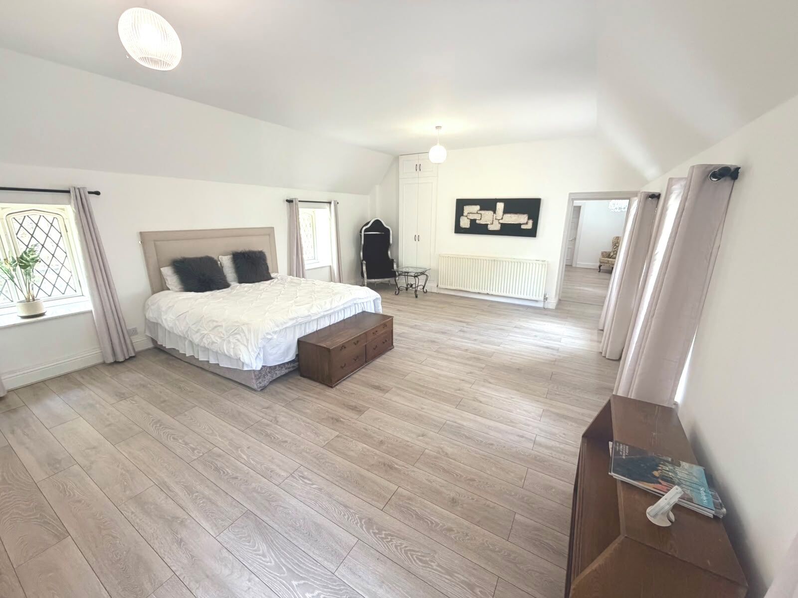 Een bureau, een strijkplank/strijkijzer, gratis wifi, beddengoed