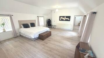 Een bureau, een strijkplank/strijkijzer, gratis wifi, beddengoed