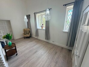Interior - Guest Quarters at the Abbey - Independent Historic Stay - Easy London Access (Greenhithe)
