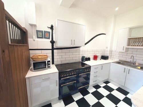 Historic Coach House - Sleeps 5  in comfort - Easy London Access
