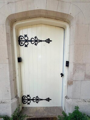 Exterior detail - Guest Quarters at the Abbey - Independent Historic Stay - Easy London Access (Greenhithe)