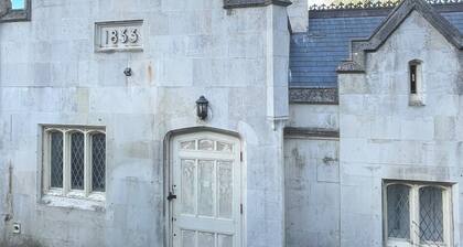 Guest Quarters at the Abbey - Independent Historic Stay - Easy London Access