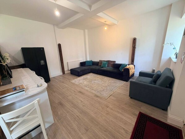 Living area - Guest Quarters at the Abbey - Independent Historic Stay - Easy London Access (Greenhithe)