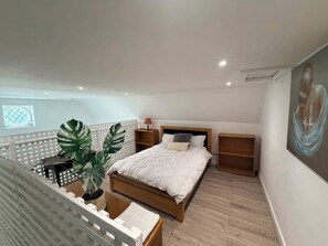 Room - Guest Quarters at the Abbey - Independent Historic Stay - Easy London Access (Greenhithe)