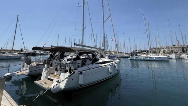 A marina with multiple sailboats docked. - Sun Odyssey 349 - Vitamar (Polesana)