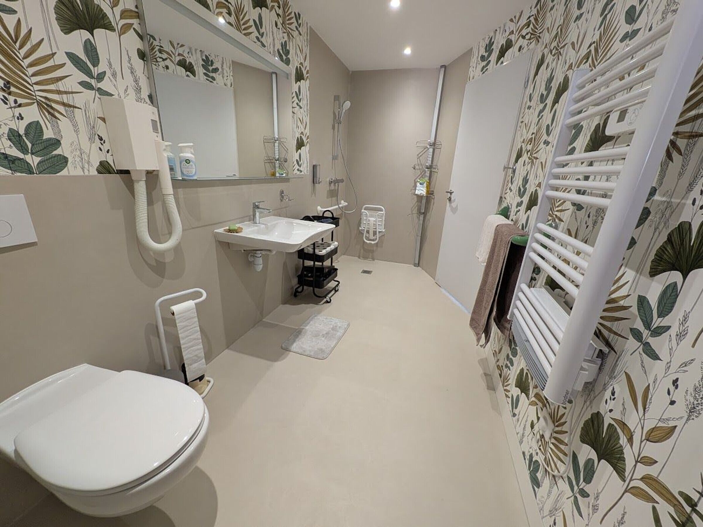 Un baño con inodoro, lavamanos y zona de ducha.