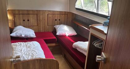 Spacious houseboat at the port - 8 guests