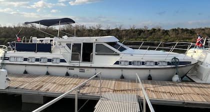 Unique stay aboard Tarpon 42 - 12 guests