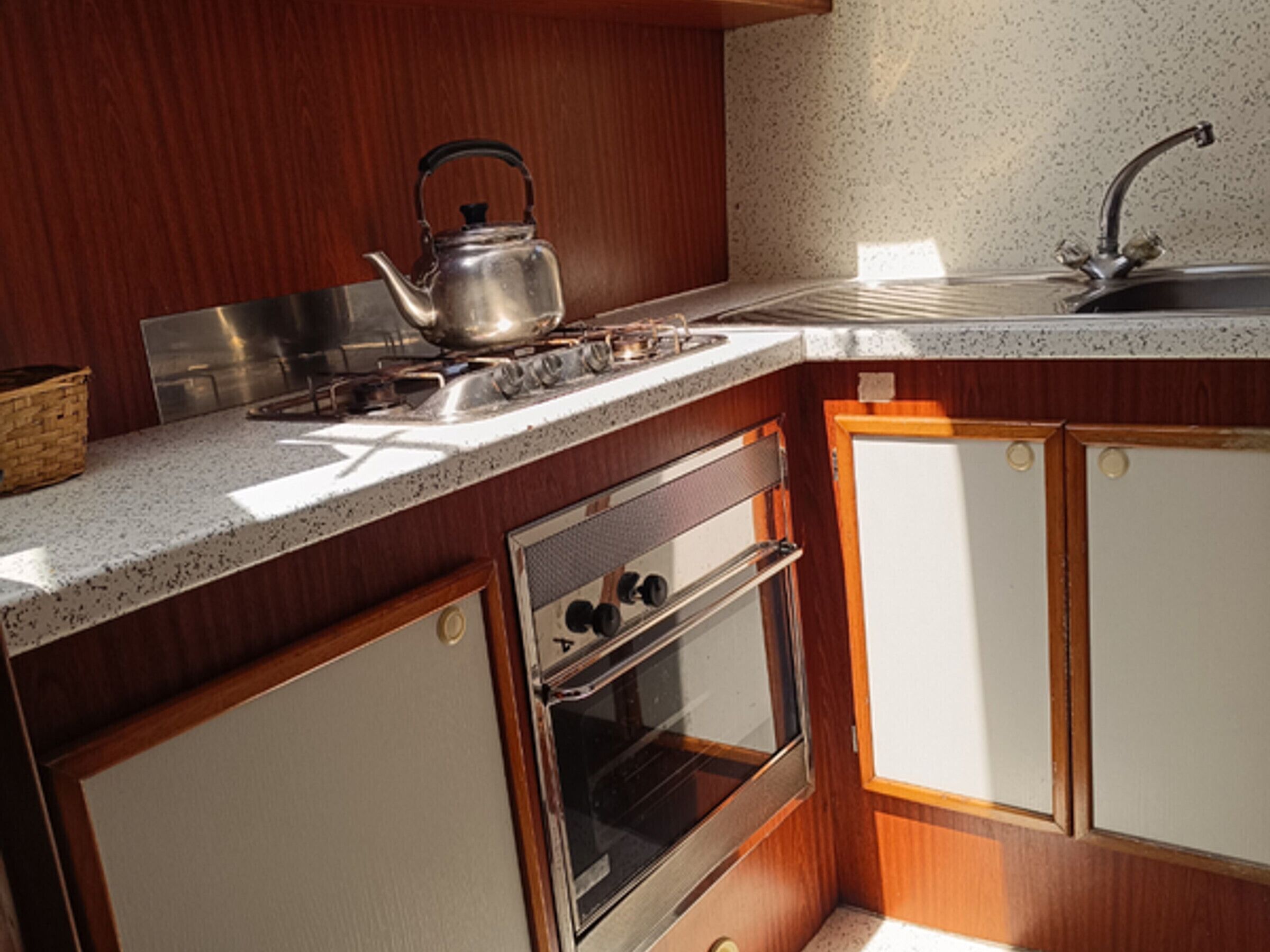 Coffee/tea maker, fridge, stovetop