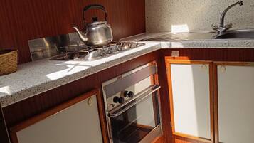 Coffee/tea maker, fridge, stovetop
