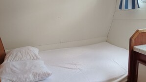 A single bed with a wooden frame and white bedding. - Discover our boat in Cognac - 7 to 9 guests (Cognac)