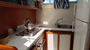 Cafetera y tetera, refrigerador y parrilla de estufa