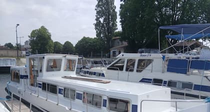 Vintage houseboat on the water - 6 guests