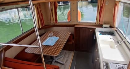 Vintage houseboat on the water - 6 guests