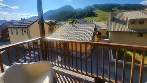 A balcony with a view of a village and mountains. - Apartment in central Montgenèvre - 4 guests (Montgenèvre)