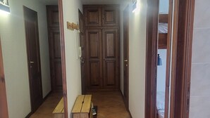 A narrow hallway with wooden doors and a bench. - Apartment in central Montgenèvre - 4 guests (Montgenèvre)