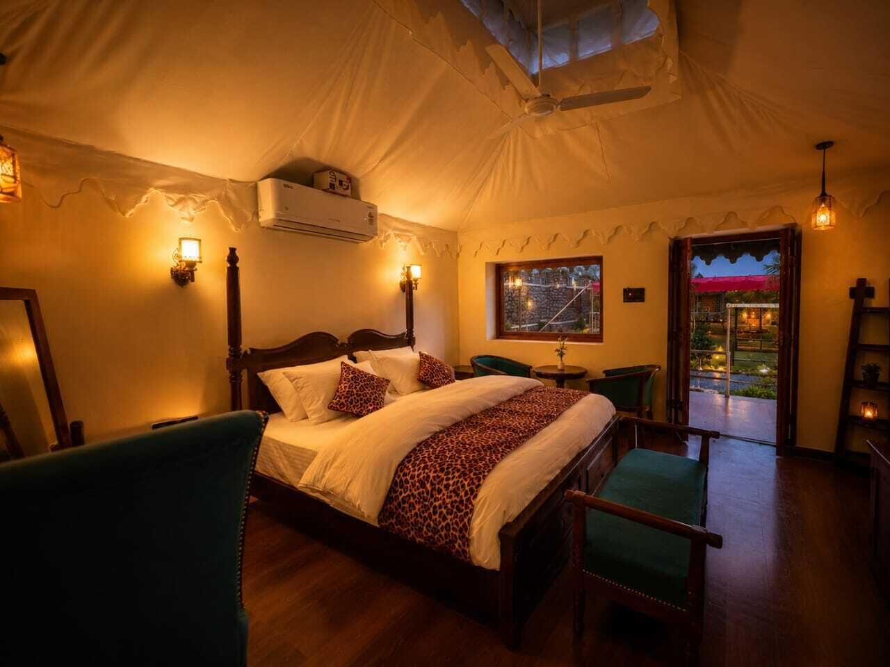 Cottage Deluxe | Bàn, khu vực làm việc phù hợp cho laptop 